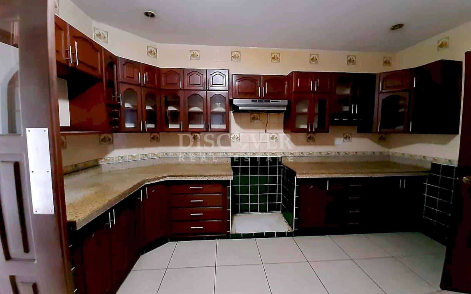 Lake view house for rent in Las Cumbres 