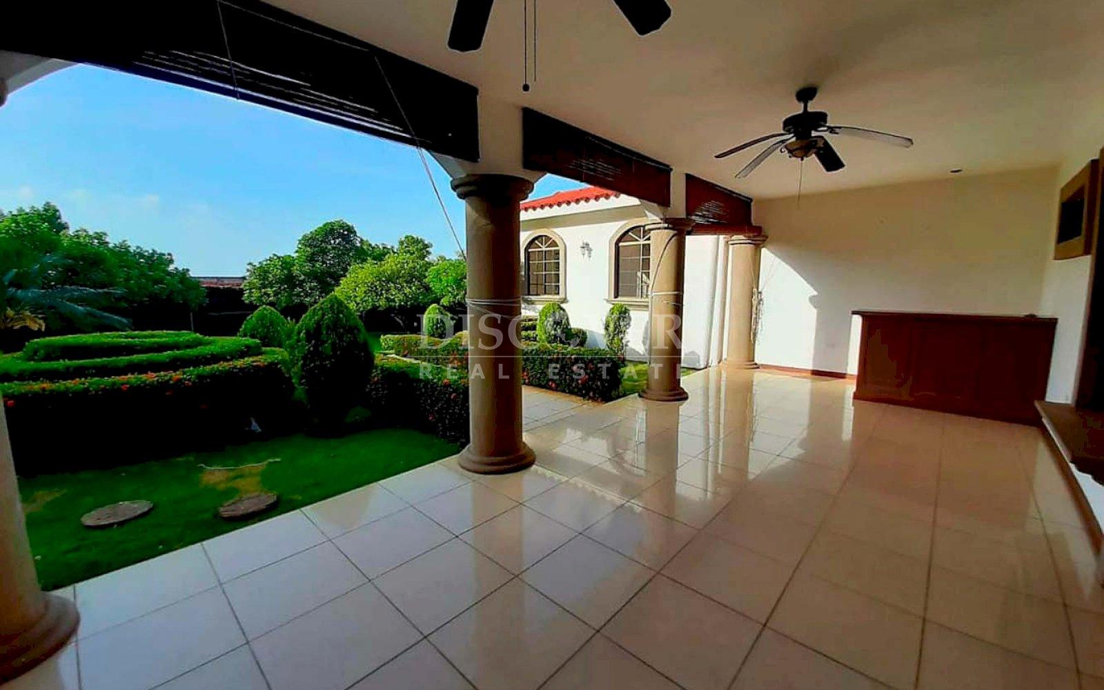 Lake view house for rent in Las Cumbres 