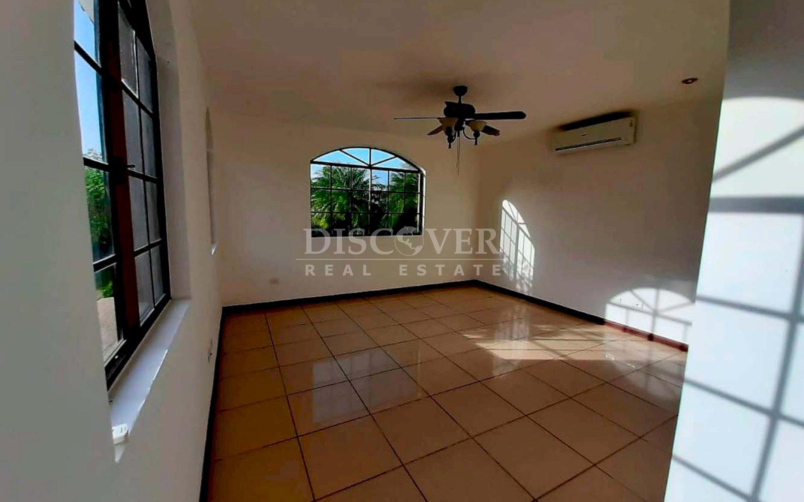 Lake view house for rent in Las Cumbres 