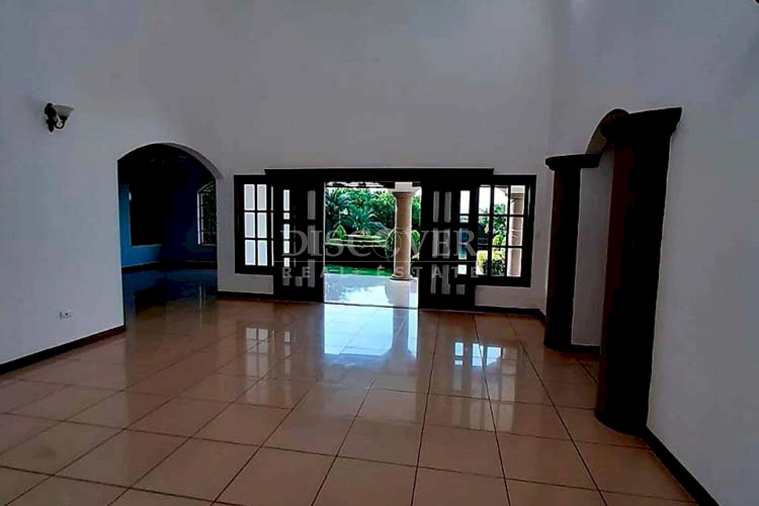 Lake view house for rent in Las Cumbres 