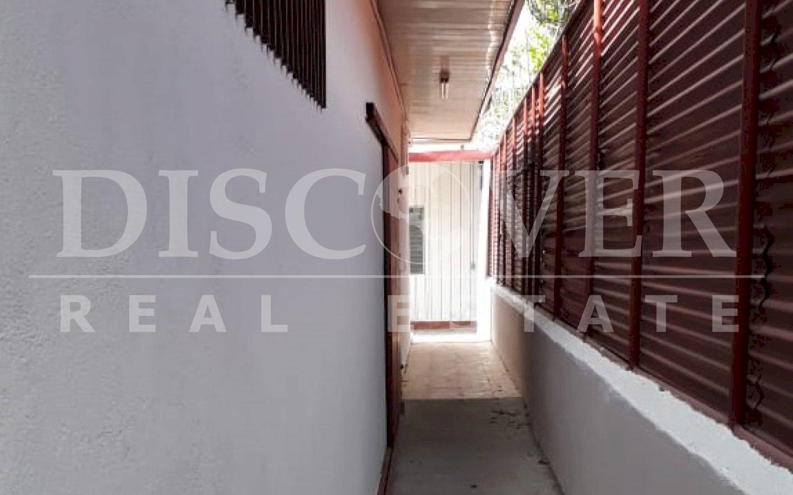 https://images.discovernica.com/propiedad/1600/Pasillo_hacia_el_patio_y_bodegas.jpg