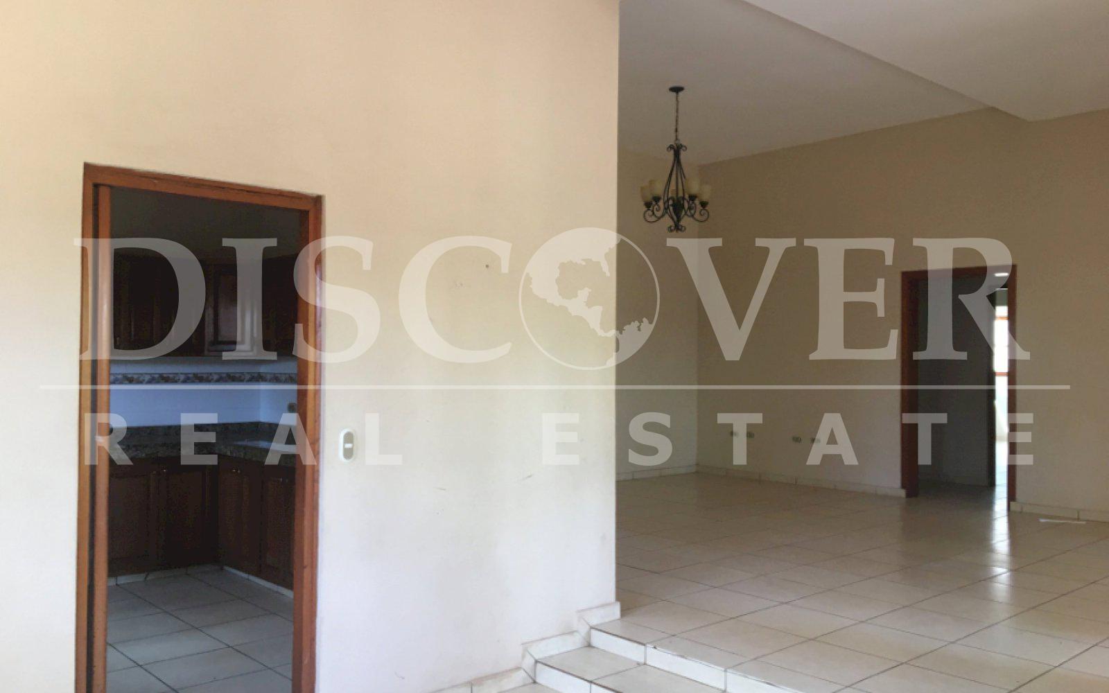  Large and comfortable house for in Residential Colinas de Santa C