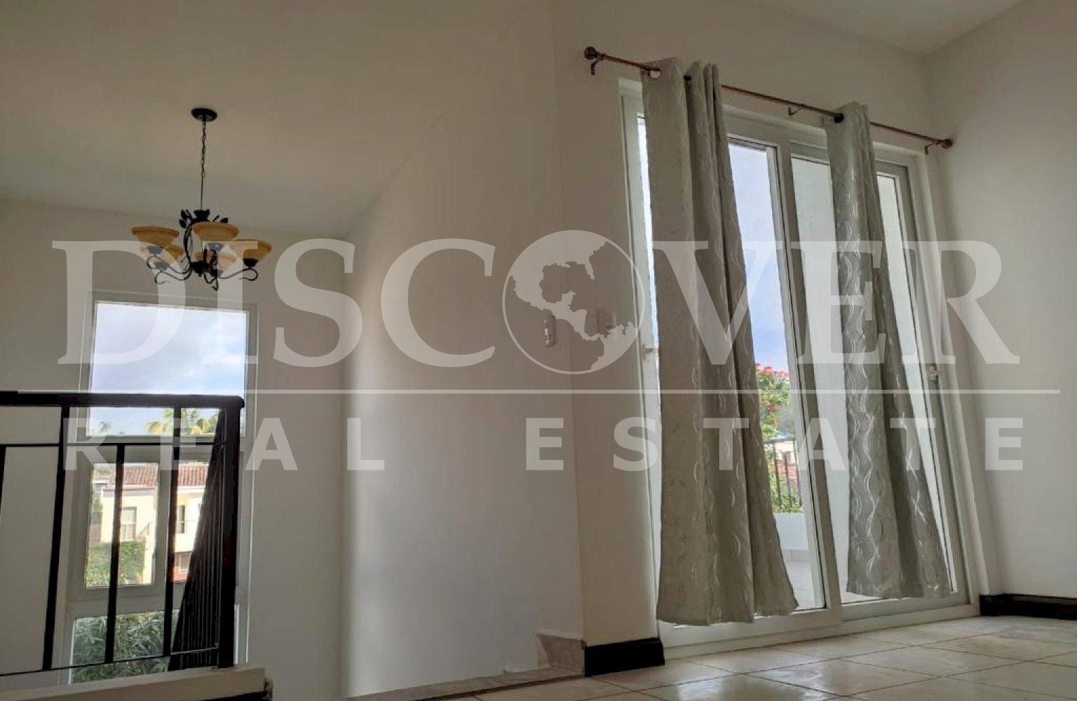  Spectacular Townhouse house for rent, with Club House in the Hills.