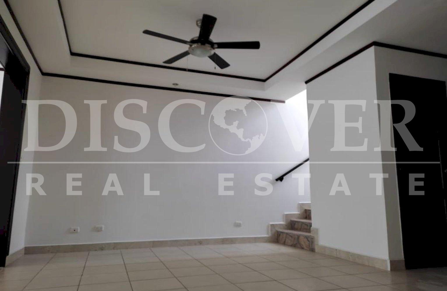  Spectacular Townhouse house for rent, with Club House in the Hills.