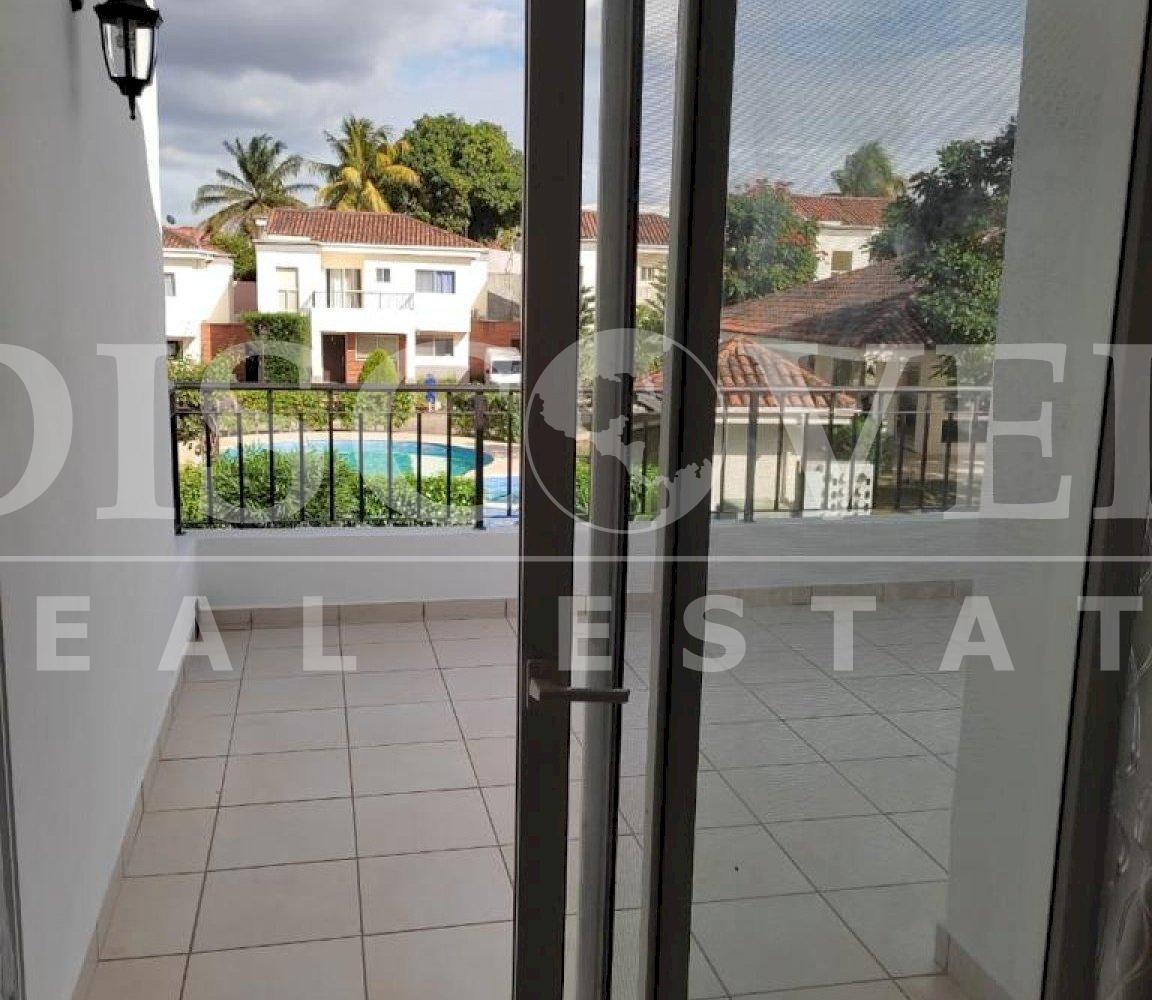  Spectacular Townhouse house for rent, with Club House in the Hills.