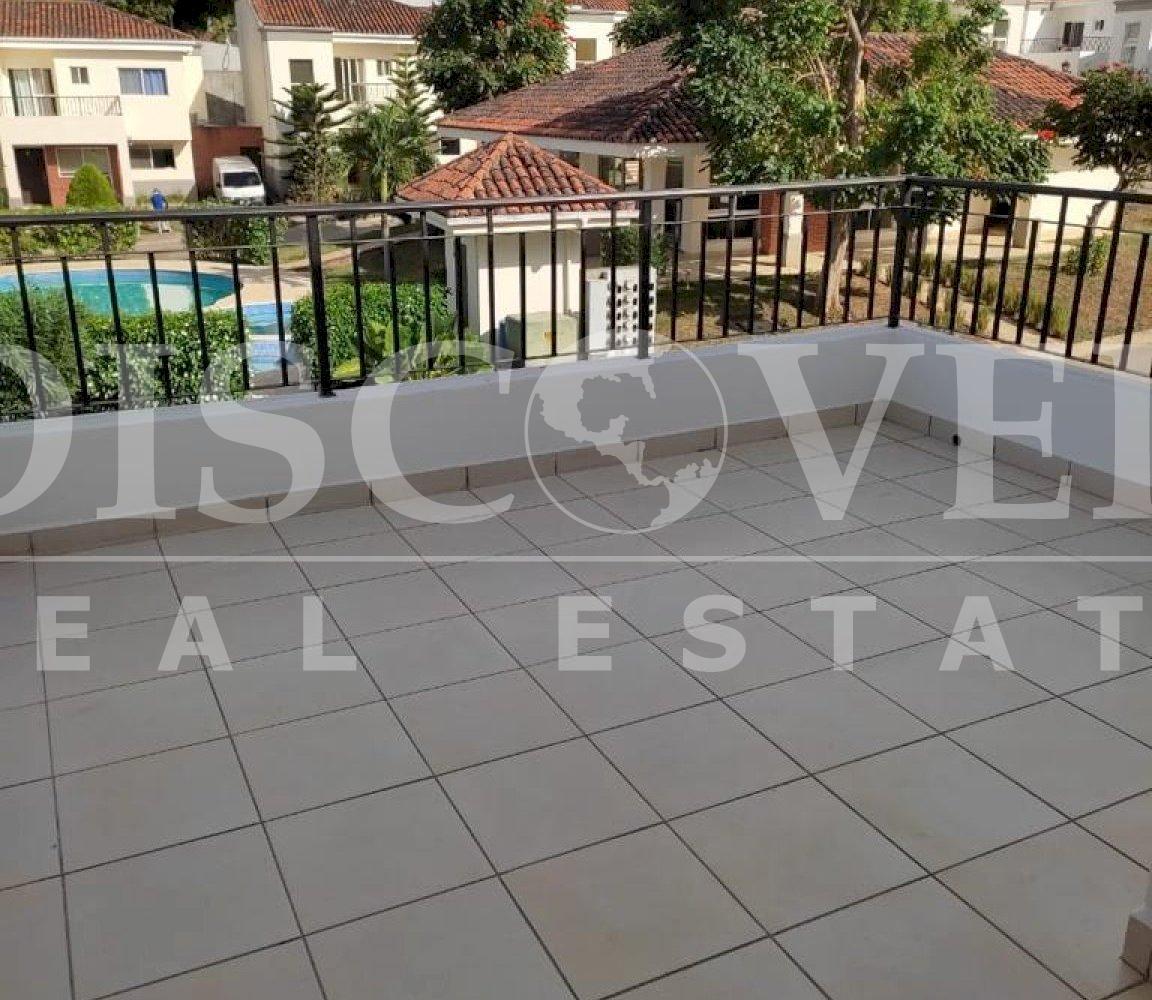  Spectacular Townhouse house for rent, with Club House in the Hills.