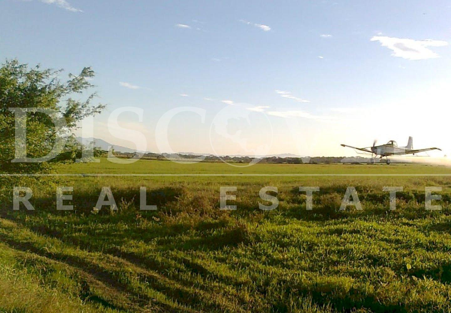 https://images.discovernica.com/propiedad/1600/avion_fumigando.jpeg