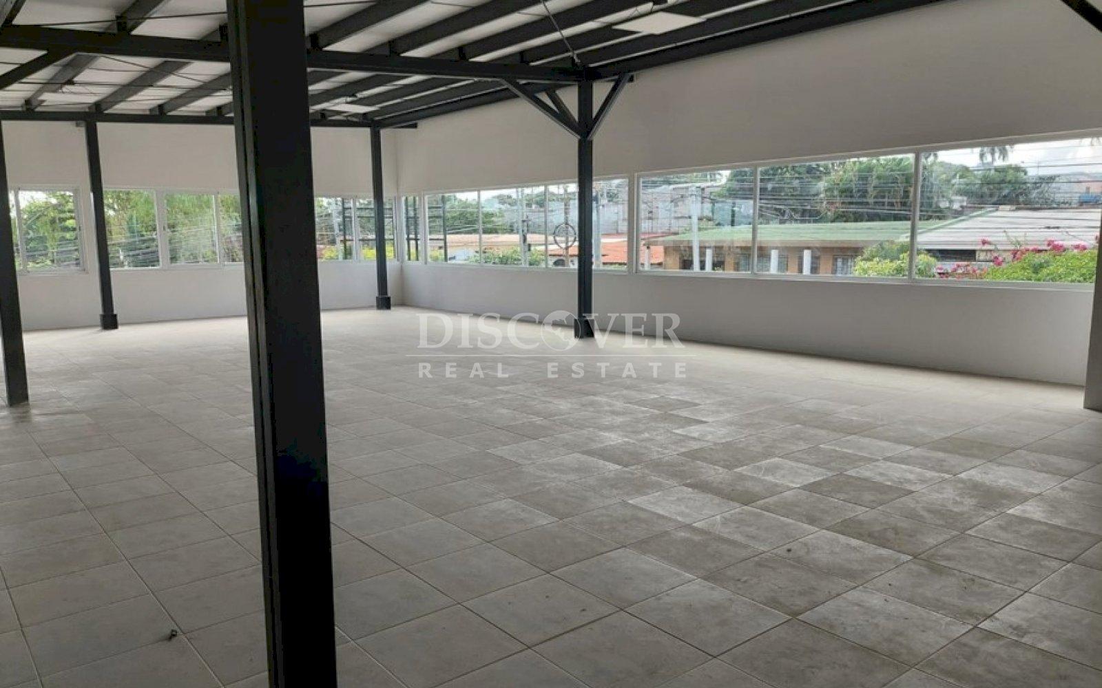  2-storey building for rent in Altamira.