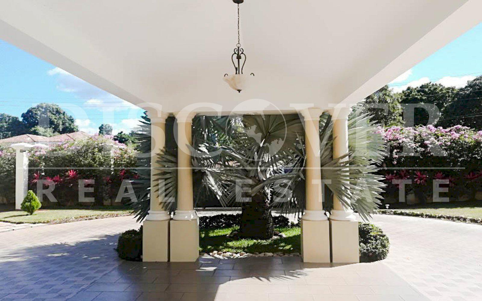 https://images.discovernica.com/propiedad/1600/casa_alquiler_santo_domingo_piscina_dos_pisos_ID_11494.jpg