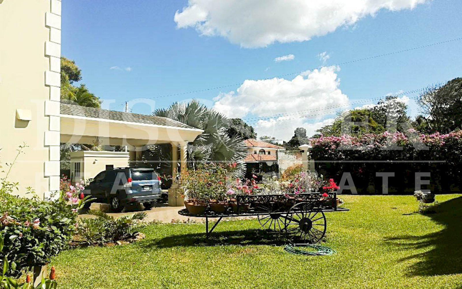https://images.discovernica.com/propiedad/1600/casa_alquiler_santo_domingo_piscina_dos_pisos_ID_11494_3.jpg