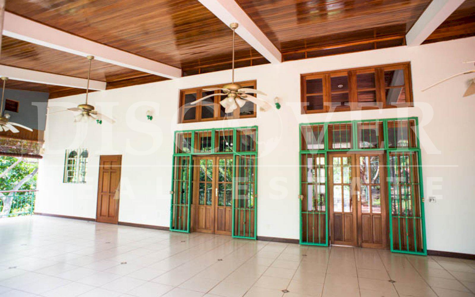 https://images.discovernica.com/propiedad/1600/casa_con_unos_amplios_jardines_cerrada_en_condominio_id_8026.jpg