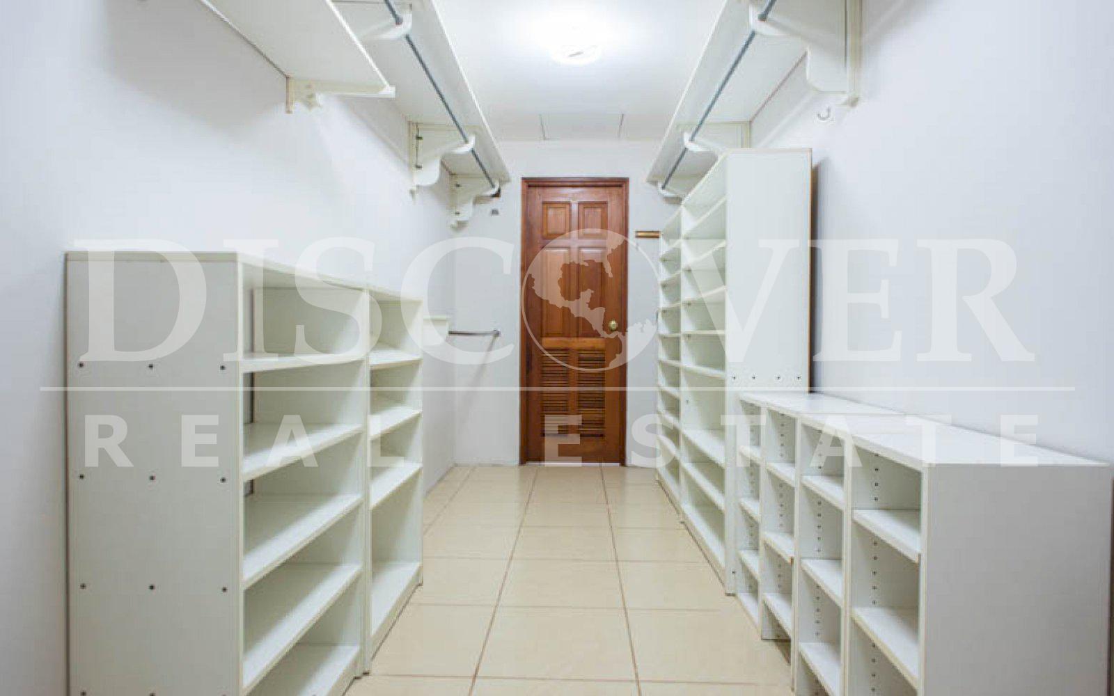 https://images.discovernica.com/propiedad/1600/casa_con_unos_amplios_jardines_cerrada_en_condominio_id_8026_10.jpg