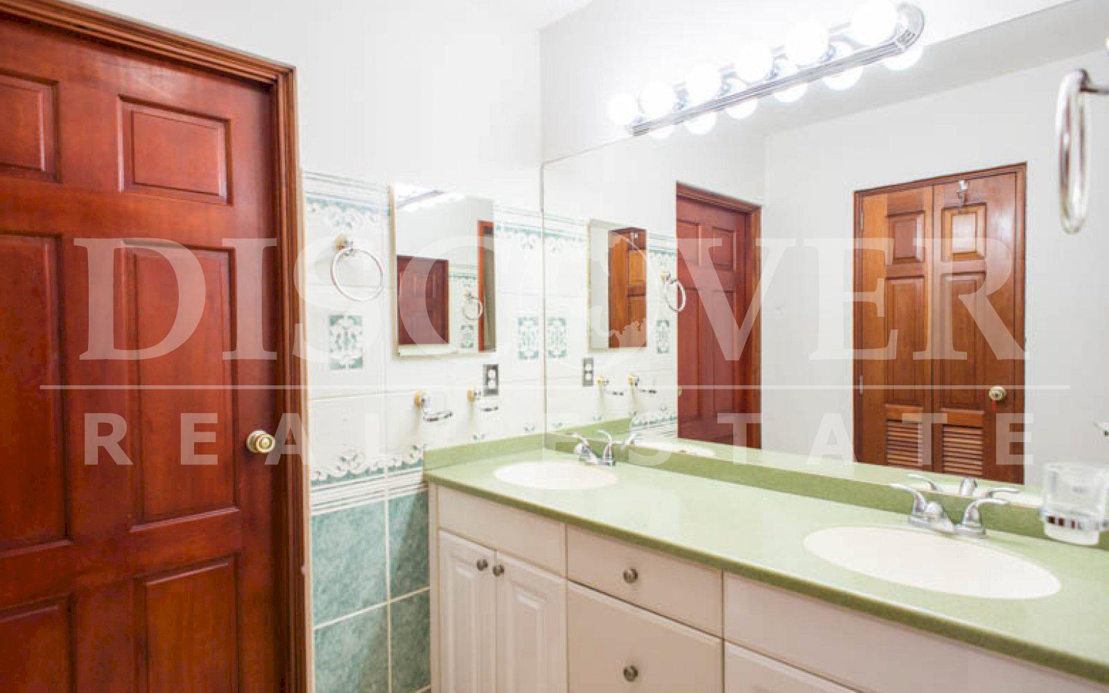 https://images.discovernica.com/propiedad/1600/casa_con_unos_amplios_jardines_cerrada_en_condominio_id_8026_11.jpg