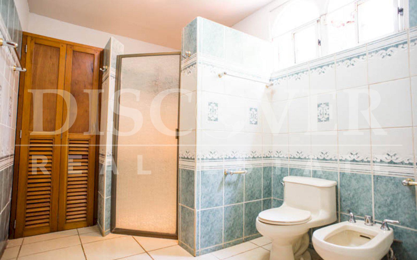 https://images.discovernica.com/propiedad/1600/casa_con_unos_amplios_jardines_cerrada_en_condominio_id_8026_12.jpg
