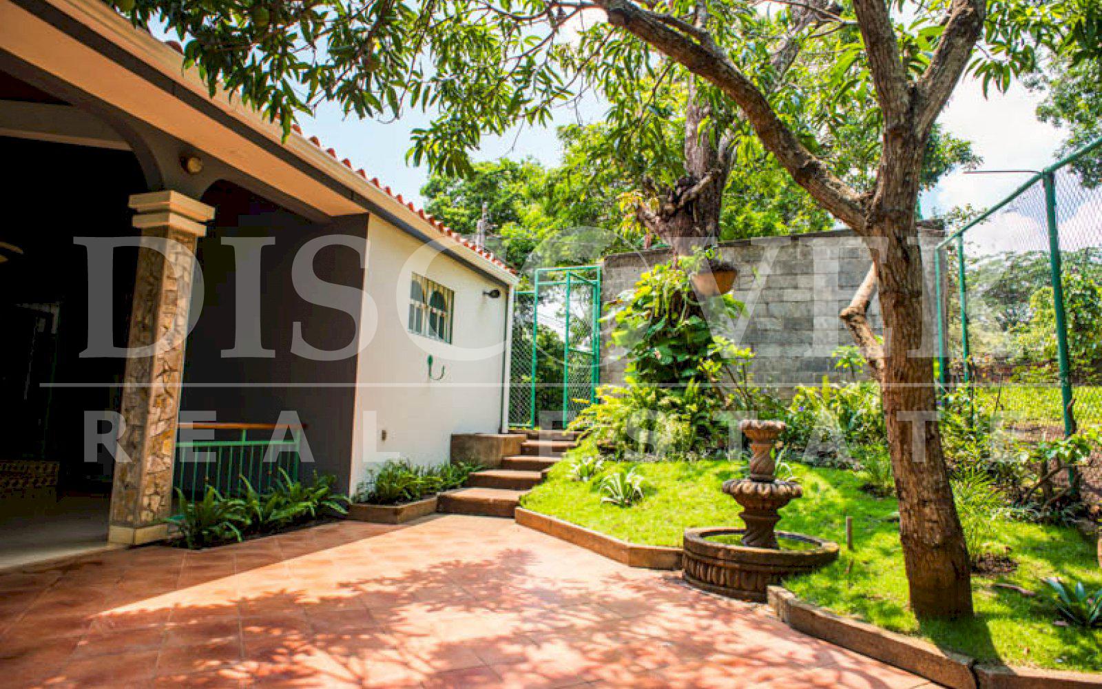 https://images.discovernica.com/propiedad/1600/casa_con_unos_amplios_jardines_cerrada_en_condominio_id_8026_2.jpg