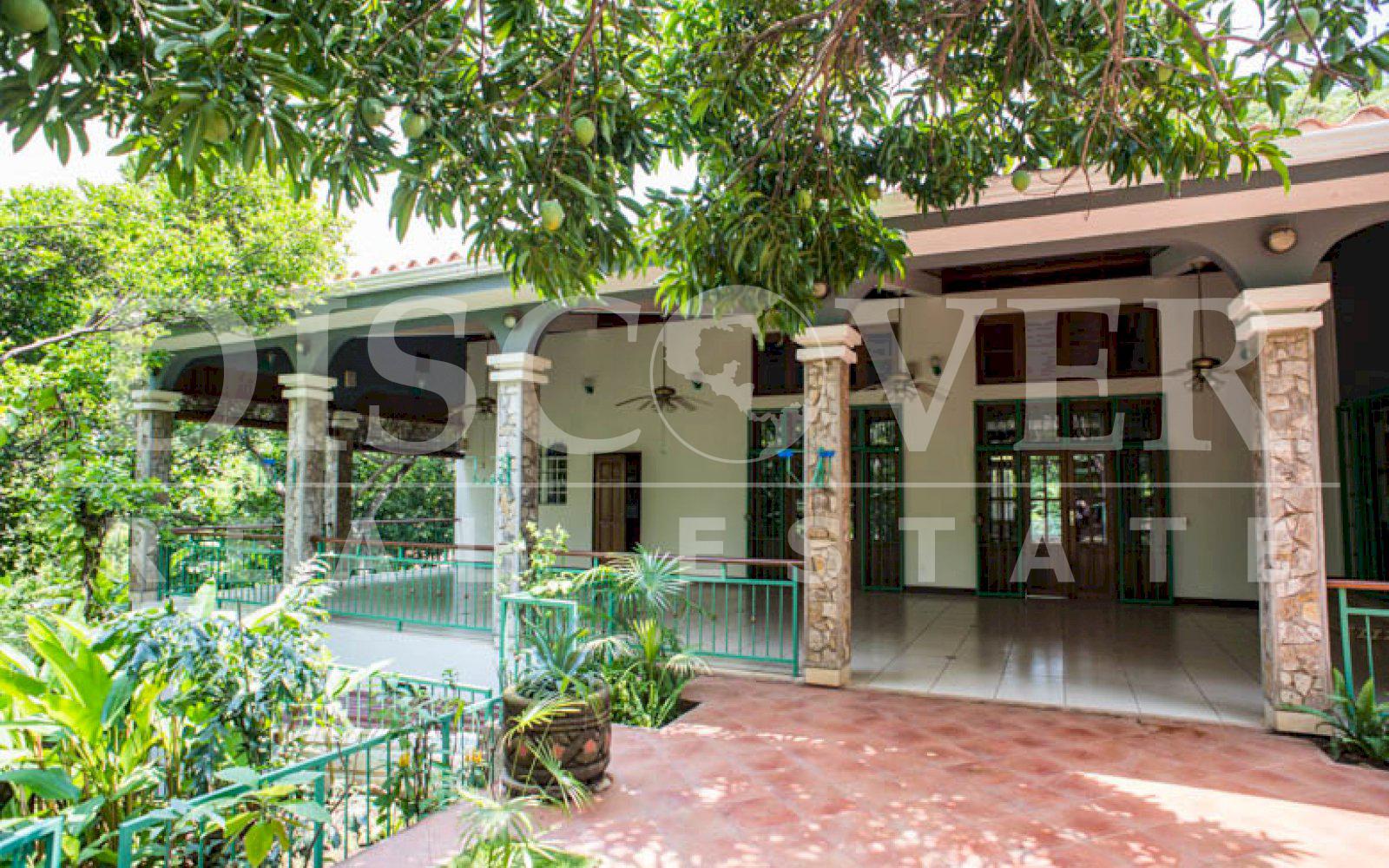 https://images.discovernica.com/propiedad/1600/casa_con_unos_amplios_jardines_cerrada_en_condominio_id_8026_4.jpg
