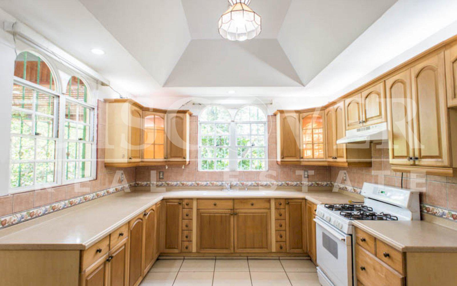 https://images.discovernica.com/propiedad/1600/casa_con_unos_amplios_jardines_cerrada_en_condominio_id_8026_7.jpg