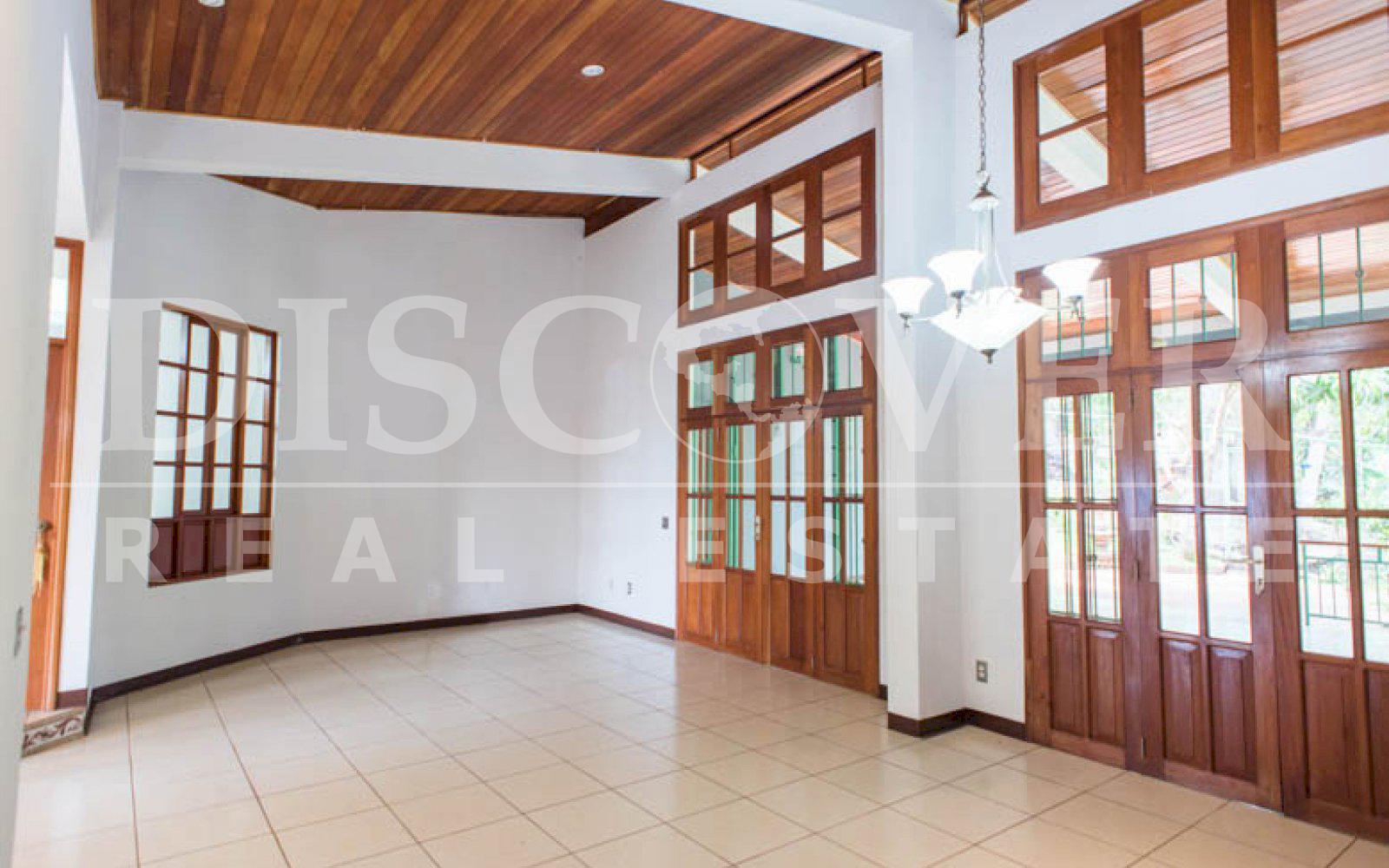 https://images.discovernica.com/propiedad/1600/casa_con_unos_amplios_jardines_cerrada_en_condominio_id_8026_8.jpg