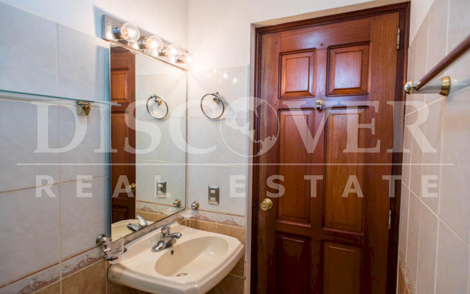 https://images.discovernica.com/propiedad/1600/casa_con_unos_amplios_jardines_cerrada_en_condominio_id_8026_9.jpg