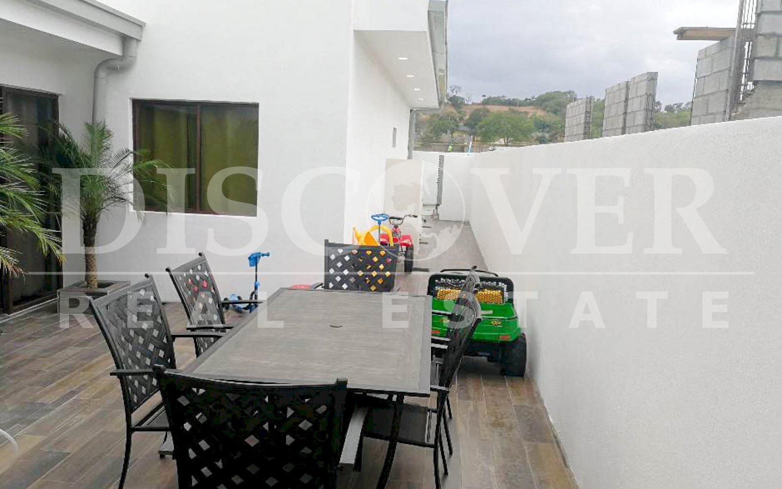 https://images.discovernica.com/propiedad/1600/casa_renta_venta_3_dormitorios_dos_terrazas_sala_comedor_ID_11495.jpg