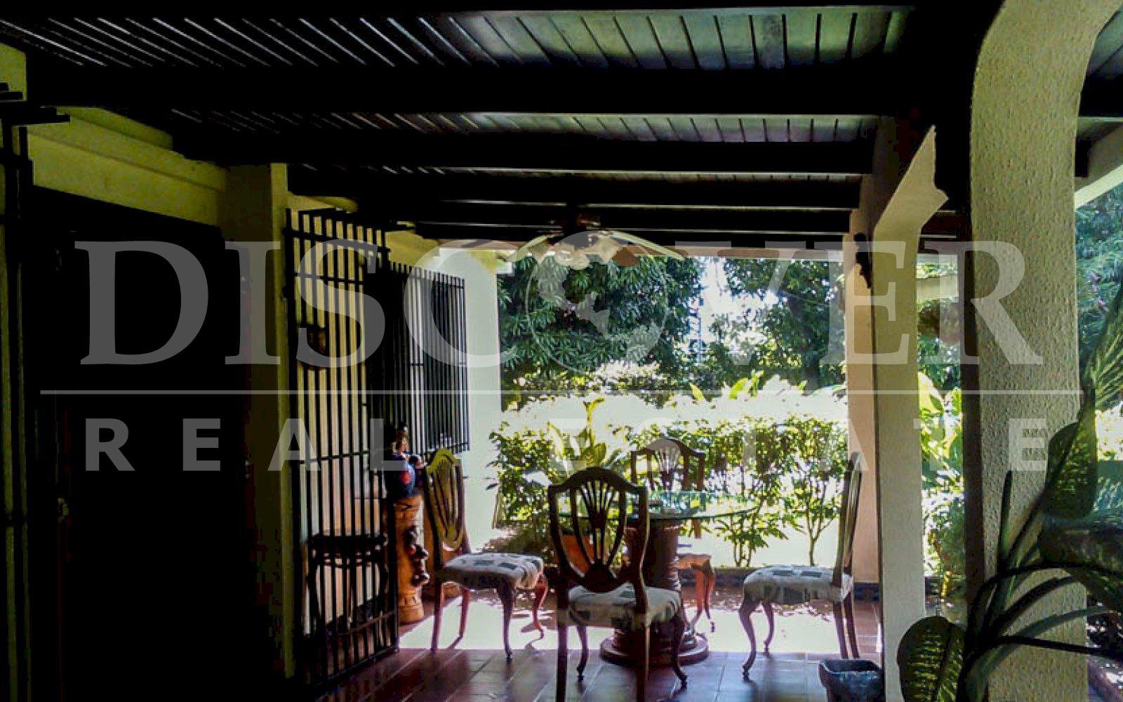 https://images.discovernica.com/propiedad/1600/casa_venta_renta_santo_domingo_managua_nicaragua_2_500_vrs2_300_mts2_construccion_U_380_000_U_2_000_4_habitaciones_3.5_ba_os_10.jpg