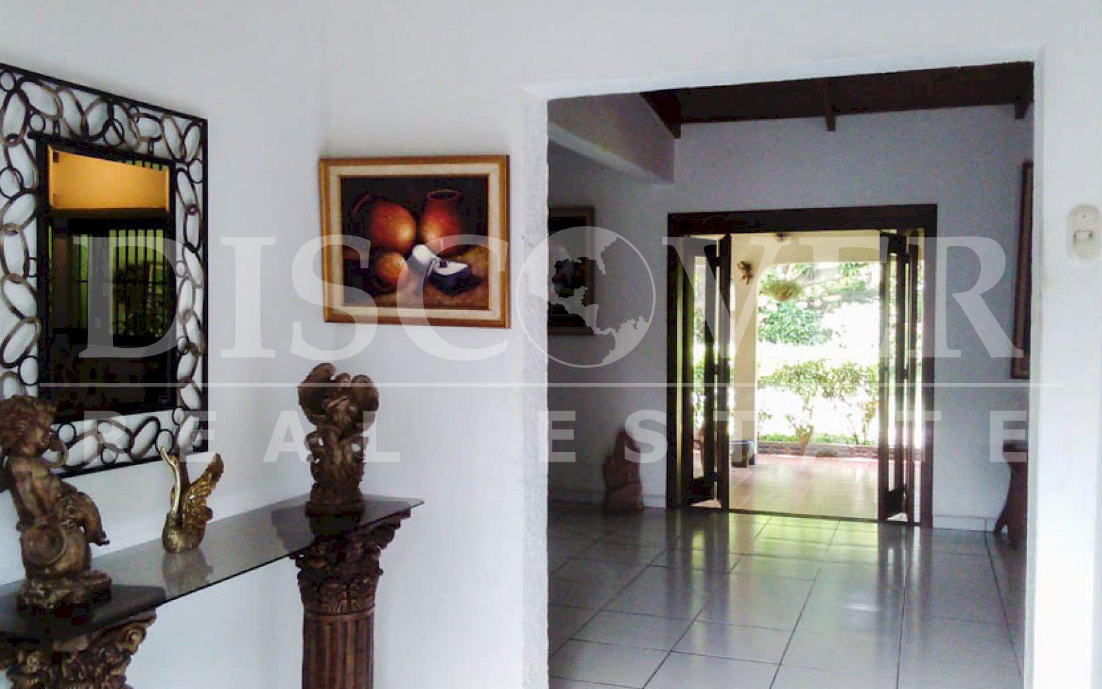 https://images.discovernica.com/propiedad/1600/casa_venta_renta_santo_domingo_managua_nicaragua_2_500_vrs2_300_mts2_construccion_U_380_000_U_2_000_4_habitaciones_3.5_ba_os_3.jpg