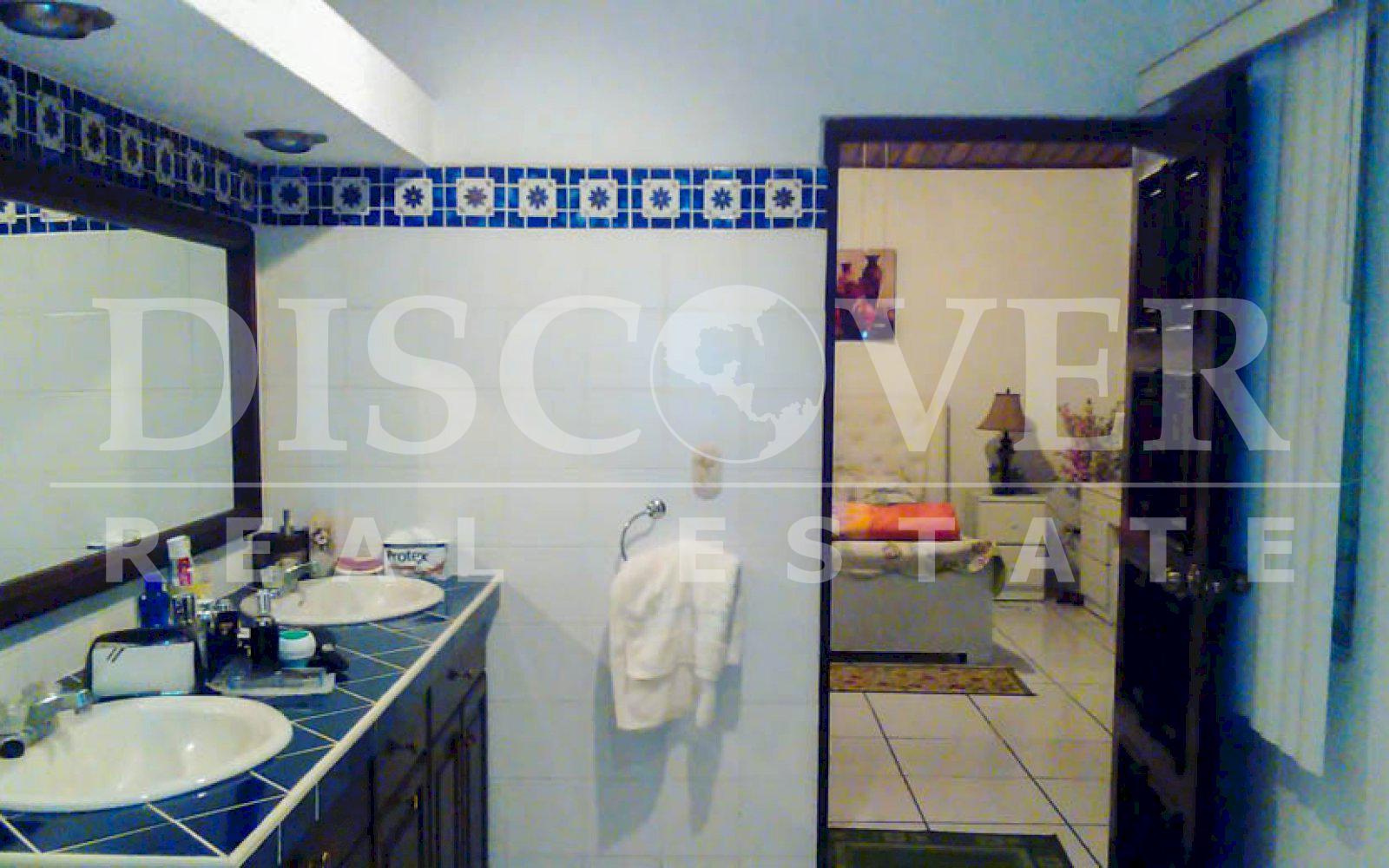 https://images.discovernica.com/propiedad/1600/casa_venta_renta_santo_domingo_managua_nicaragua_2_500_vrs2_300_mts2_construccion_U_380_000_U_2_000_4_habitaciones_3.5_ba_os_6.jpg