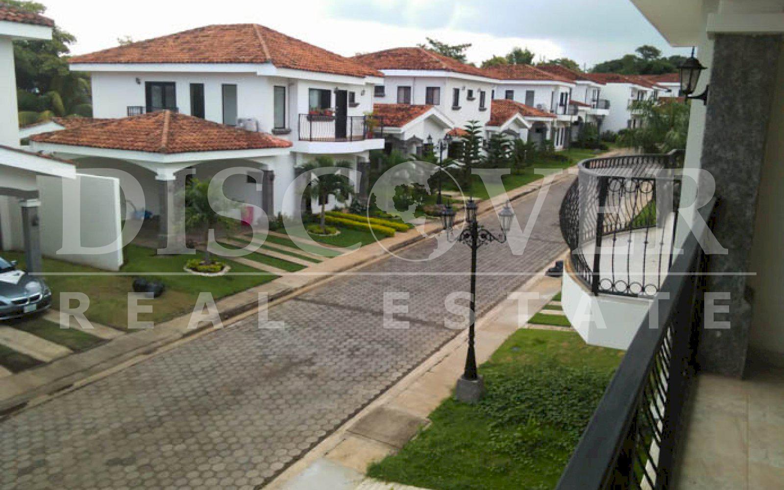 Casa en Venta en área Residencial en Las Colinas. Discovernica