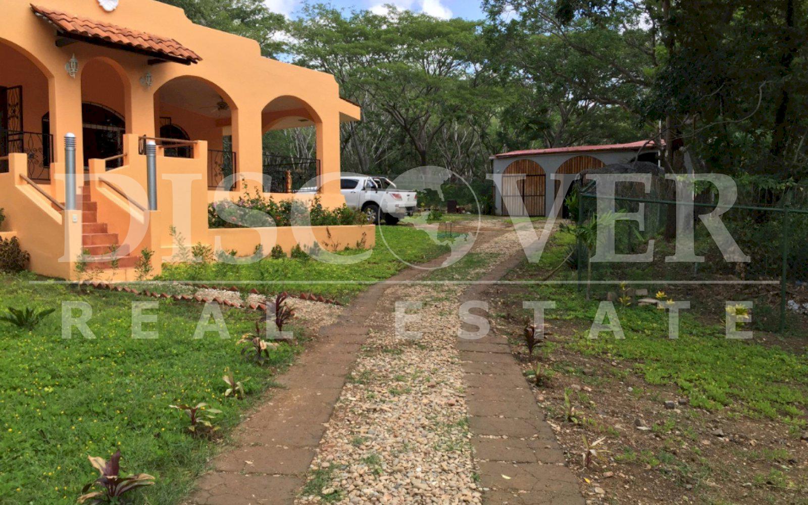 https://images.discovernica.com/propiedad/1600/driveway_and_garage.jpg