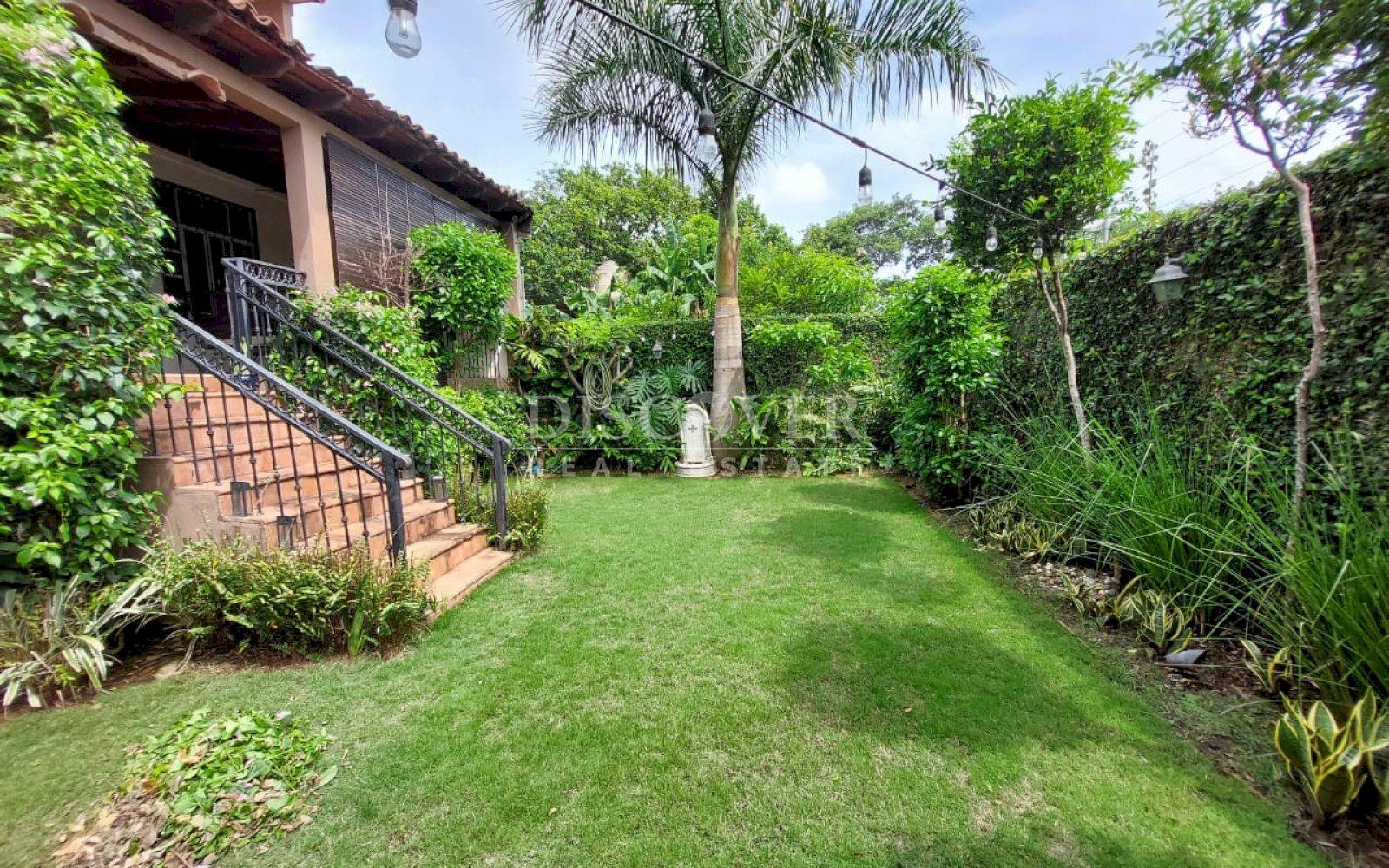  2-story house for sale in Villa Fontana.