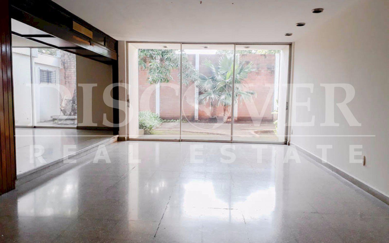 https://images.discovernica.com/propiedad/1600/espectacular_casa_renta_los_robles_5_habitaciones_sala_comedor_area_de_servicio_ID11263_3.jpg