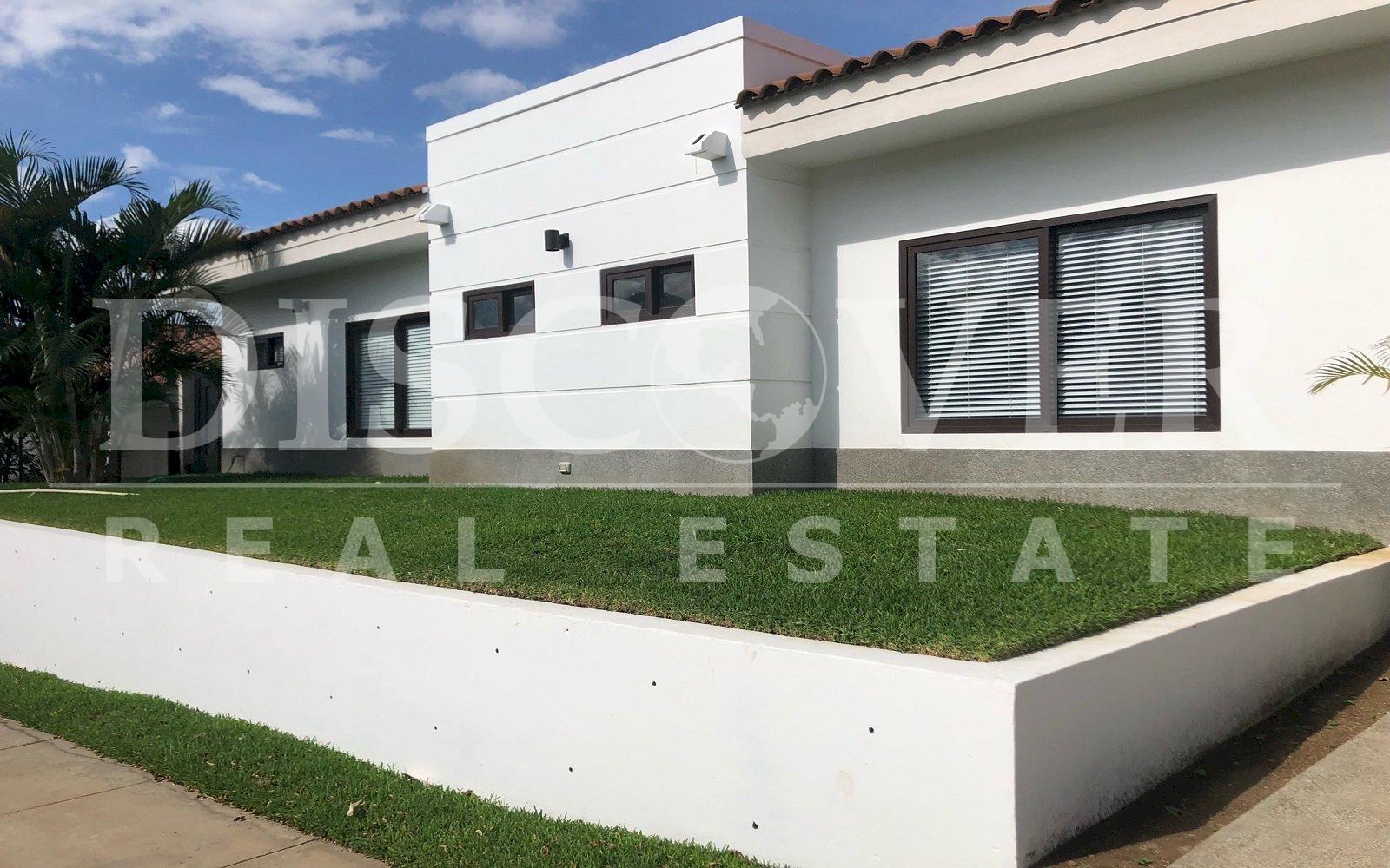  House for Sale in Santa Lucia Condominium 