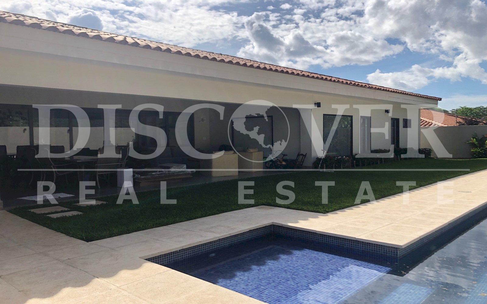  House for Sale in Santa Lucia Condominium 