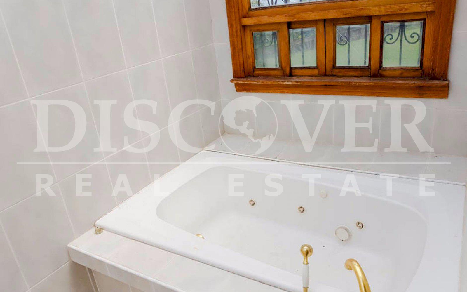 https://images.discovernica.com/propiedad/1600/hermosa_casa_altos_ticomo_5_habitaciones_6_ba_os_sala_ID11317_7.jpg