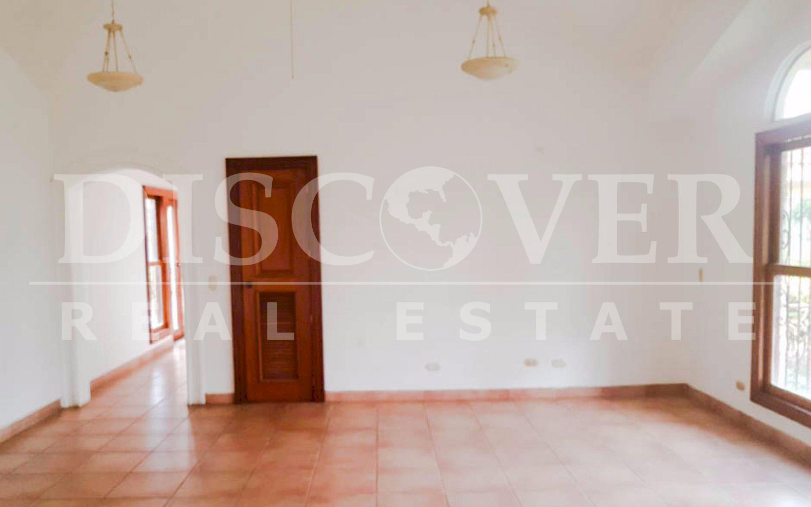 https://images.discovernica.com/propiedad/1600/hermosa_casa_altos_ticomo_5_habitaciones_6_ba_os_sala_ID11317_8.jpg