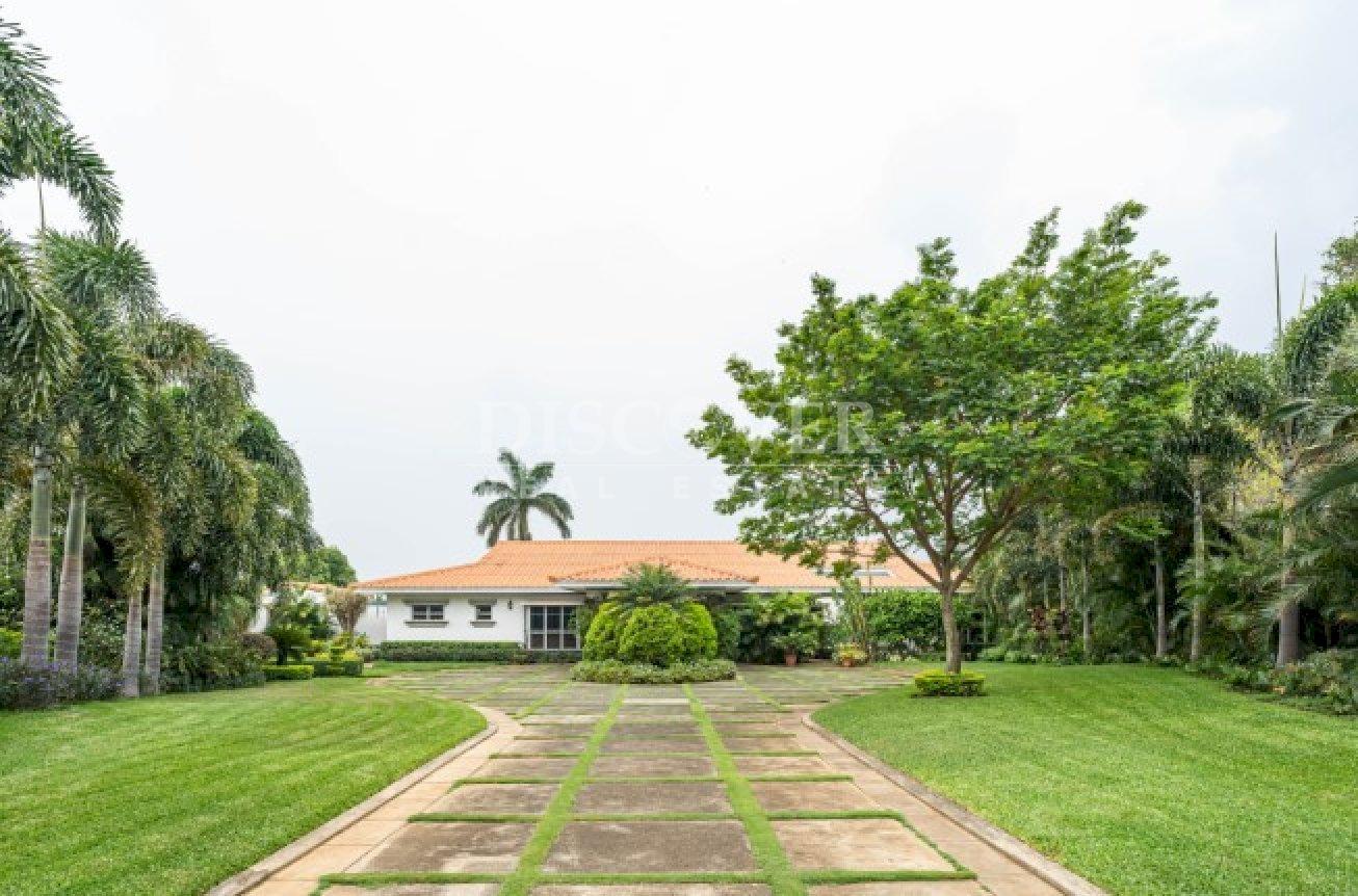  Exceptional Residence for Sale with Panoramic Views and Independent Apartment in Carretera Sur.