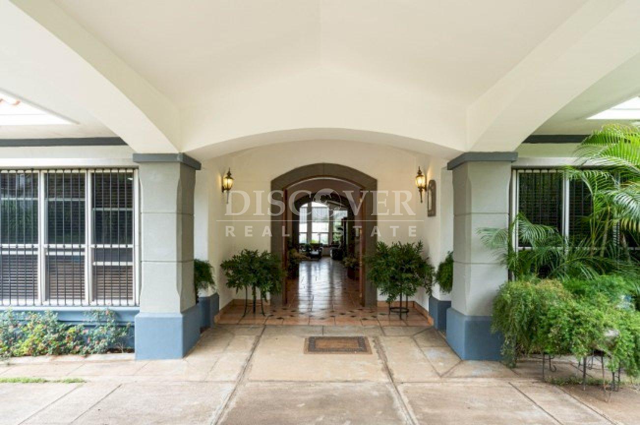  Exceptional Residence for Sale with Panoramic Views and Independent Apartment in Carretera Sur.