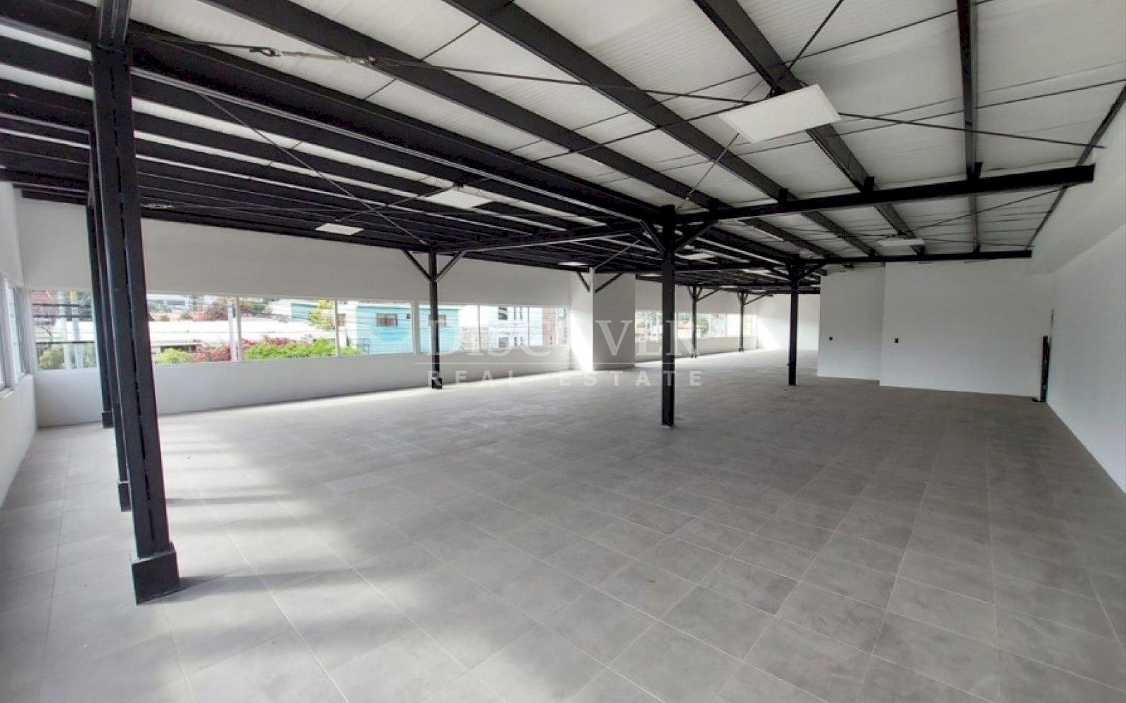  2-storey building for rent in Altamira.