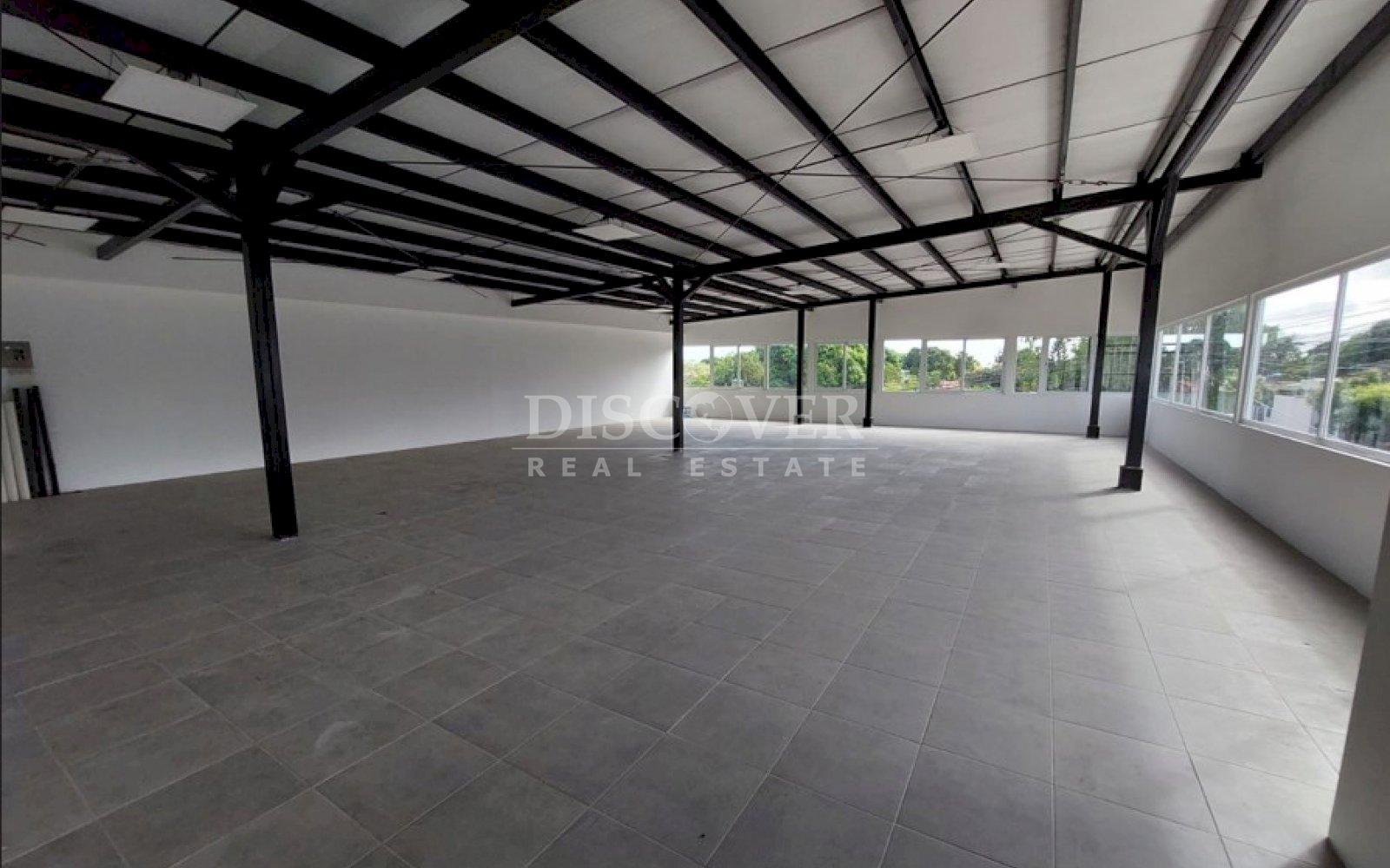  2-storey building for rent in Altamira.