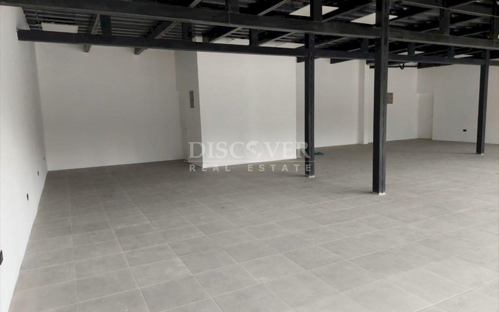  2-storey building for rent in Altamira.