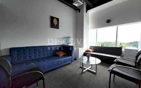 Office spaces for rent in a corporate building on Pista Suburbana