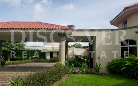 Beautiful House in Las Colinas with large spaces and pool ID 11990