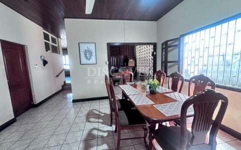 Se vende amplia casa en Bolonia