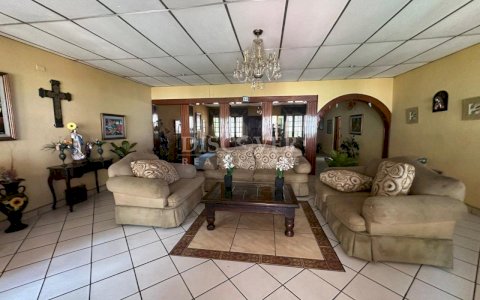  House in commercial area for sale