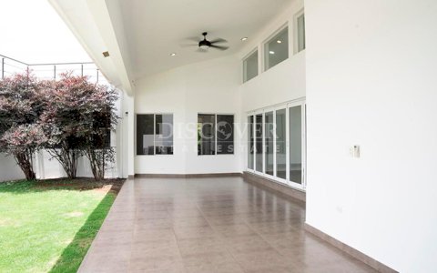  Spacious house for sale in Santo Domingo