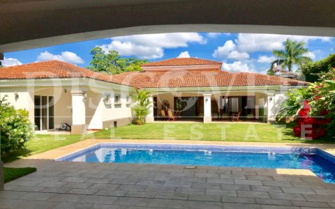  Luxurious house for rent or sale in Estancia de Santo Domingo