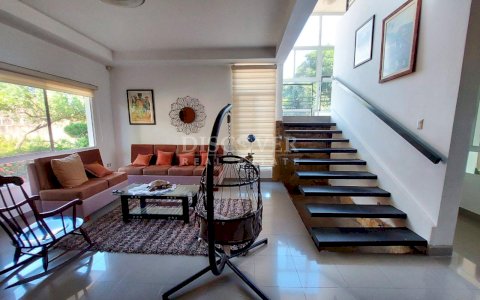  Spacious two-story house for sale in Carretera Sur.