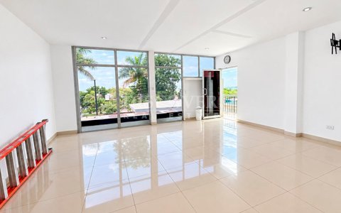  Retail spaces for rent in a shopping center - Jean Paul Genie Avenue