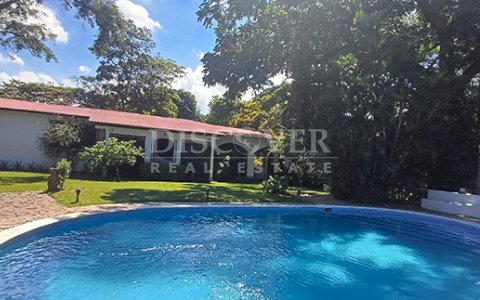 House with pool and tennis court for sale on Carretera Sur