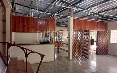  Spacious house for sale on Carretera Sur